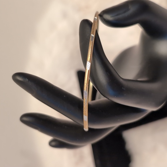 💵2/$10Bundle and Save💵 Gold & Silver Toned Bangle Textured Pattern Shaved in - Picture 3 of 7